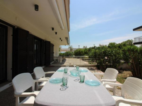 Apartamento renovado a primera línea de mar en Roses, 2 habitaciones, terraza amplia, a 20m de la playa - HISP-228-472